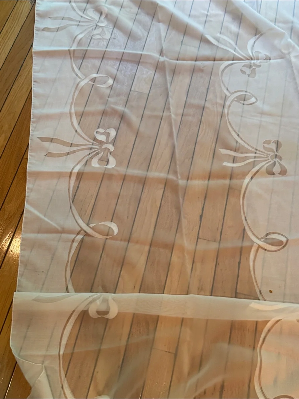 Sheer vintage Scalloped Ribbon Motif tablecloth. 122x63 w/ 8 napkins